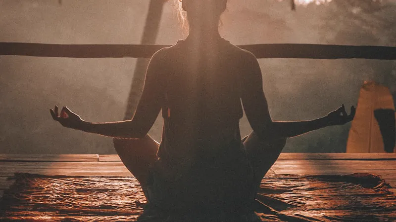 Yoga en meditatie: hoe ze elkaar versterken